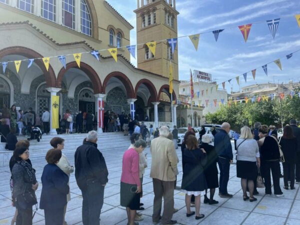 Πλήθος πιστών στον Αγιο Αχίλλιο – Η Λάρισα γιορτάζει (φωτο)
