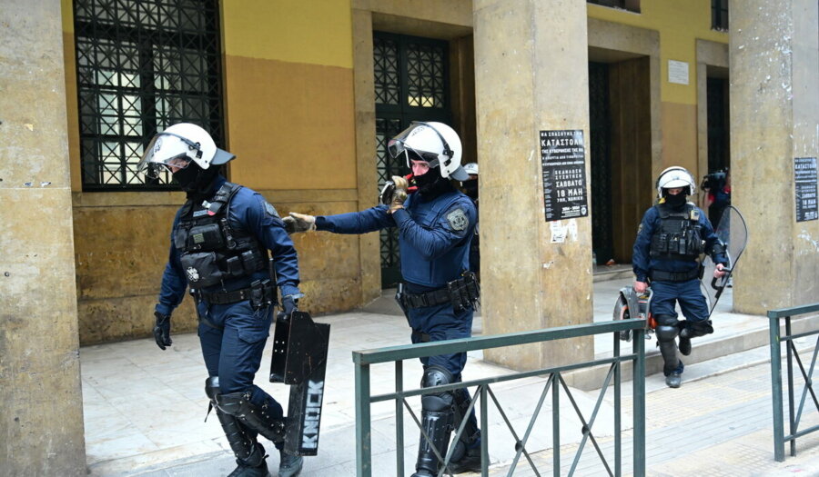 Επίθεση στη Νομική: Η στιγμή που άτομα βγαίνουν από το κτίριο μετά την επίθεση στον φοιτητή – Δείτε βίντεο