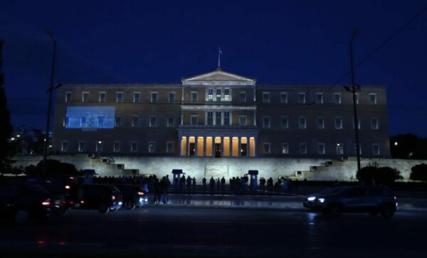 Βουλή: Φωταγωγήθηκε το κοινοβούλιο για την Παγκόσμια Ημέρα ευαισθητοποίησης για τη Νευροϊνωμάτωση