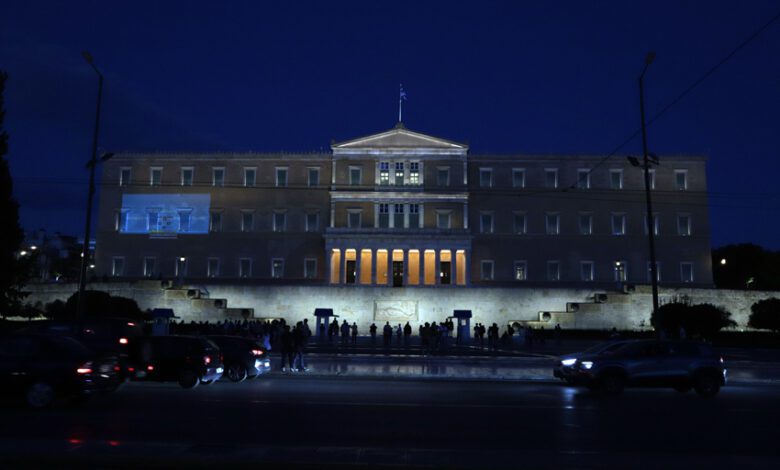 Βουλή: Φωταγωγήθηκε το κοινοβούλιο για την Παγκόσμια Ημέρα ευαισθητοποίησης για τη Νευροϊνωμάτωση