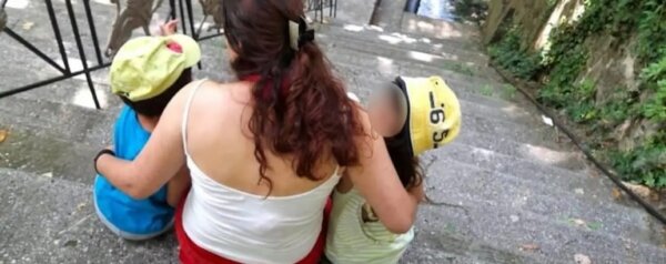 Λάρισα: Προφυλακίστηκε η 32χρονη μητέρα για την κακοποίηση των παιδιών της – «Εντοπίσαμε καψίματα και ζωγραφιές με μαρκαδόρο»