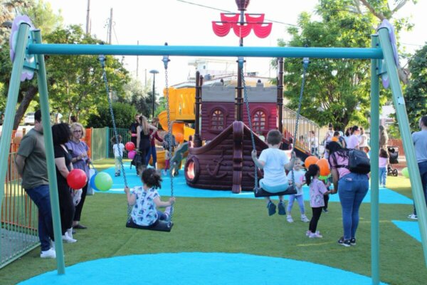 Παραδόθηκε η ανακαινισμένη παιδική χαρά στη συνοικία Ιπποκράτη