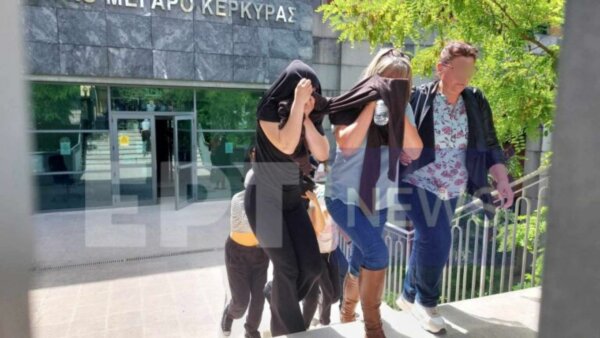 Κρατούμενες μέχρι τη δίκη οι Βρετανίδες για το pole dancing στο μνημείο της Κέρκυρας