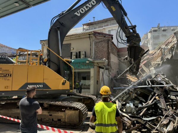 Ξεκίνησαν και θα διαρκέσουν ένα μήνα οι κατεδαφίσεις έναντι του Αρχαίου Θεάτρου