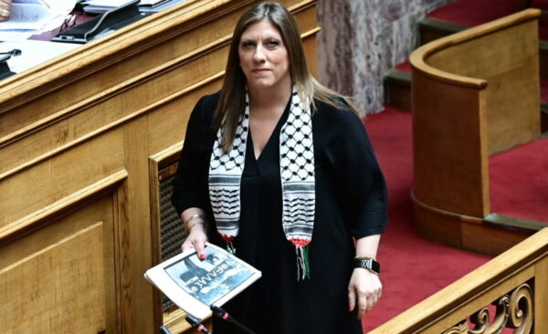 Η Ζωή Κωνσταντοπούλου με παλαιστινιακή «μαντίλα» στη Βουλή