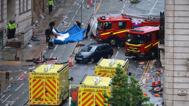 Λίβερπουλ: Δεκάδες τραυματίες, ανάμεσά τους 4 παιδιά – Δεν είναι τρομοκρατική ενέργεια, λένε οι Αρχές