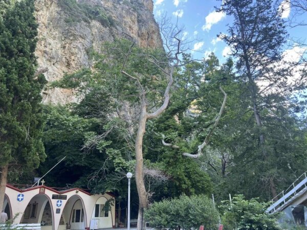 Στα έργα αποκατάστασης του Προσκυνήματος Αγίας Παρασκευής Τεμπών ο Ιερώνυμος
