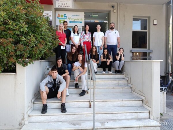 Μαθητές δώρισαν φάρμακα στο Κοινωνικό Φαρμακείο Λάρισας