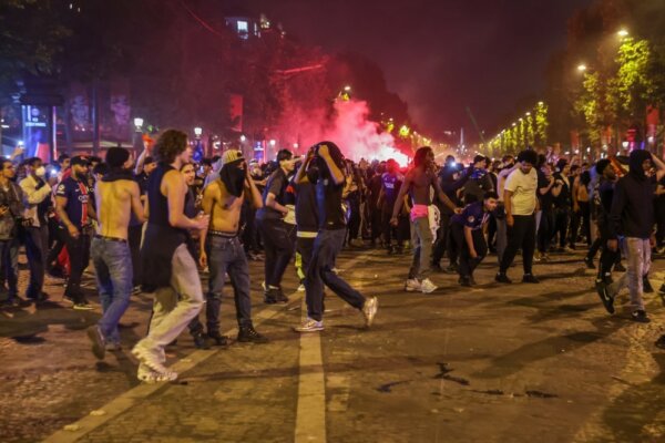 Η γιορτή της Παρί Σεν Ζερμέν βάφτηκε με αίμα: Δύο νεκροί φίλαθλοι, χαροπαλεύει αστυνομικός – Βίντεο