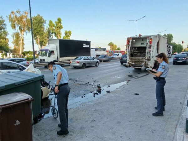 Τροχαίο δυστύχημα στην Ποσειδώνος: Συνελήφθησαν οι οδηγοί του ταξί και του απορριμματοφόρου – «Τη χτύπησε ενώ ήταν κάτω, δεν είχε ανέβει στο όχημα»