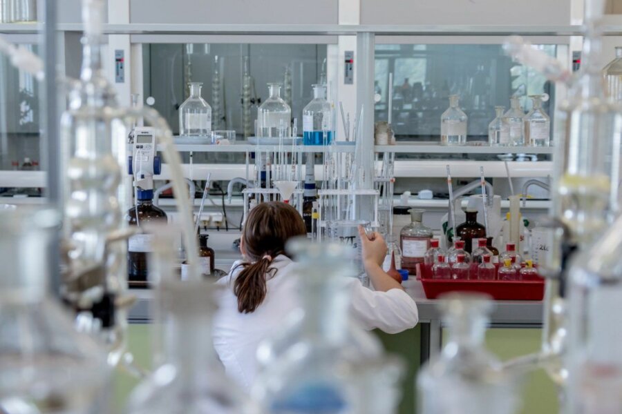HIV: Πώς η τεχνολογία mRNA βγάζει τον ιό από την κρυψώνα του και οδηγεί σε οριστική θεραπεία