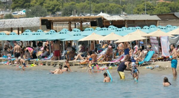 Η πρώτη μεγάλη έξοδος του καλοκαιριού – «Βούλιαξαν» οι παραλίες της Χαλκιδικής