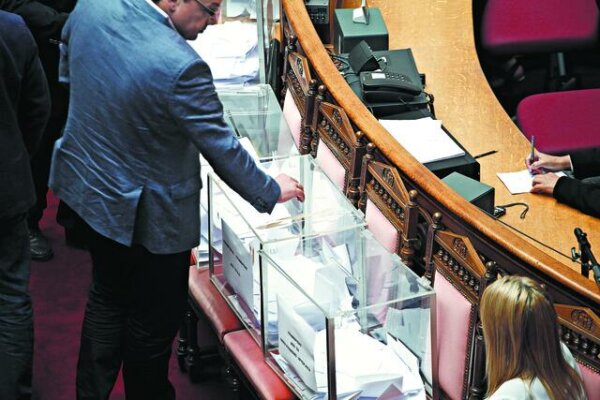 Τέμπη: Πώς θα γίνει η ψηφοφορία για την Προανακριτική – 14 κάλπες, 4.500 ψηφοδέλτια