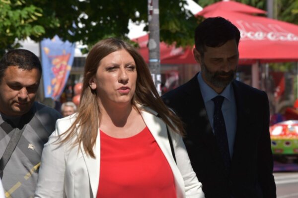 Στα δικαστήρια της Λάρισας η Ζωή Κωνσταντοπούλου για τη δίκη για τα “χαμένα” βίντεο των Τεμπών