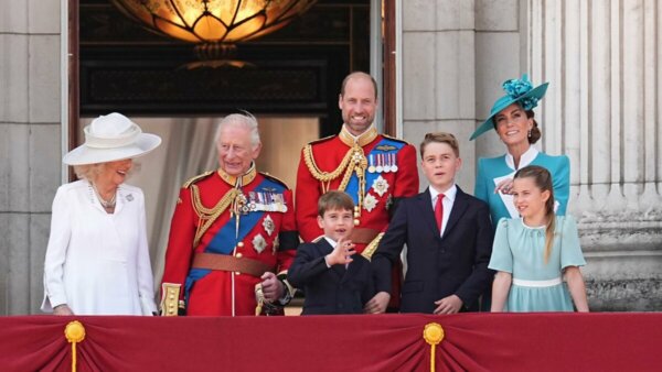 Trooping the Colour: Αστραφτερή η βασιλική οικογένεια – Εντυπωσιακή η Κέιτ, έφιππος ο Ουίλιαμ