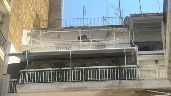 Άφαντοι είναι οι γονείς που παράτησαν το μωρό τους στο μπαλκόνι στη Θεσσαλονίκη