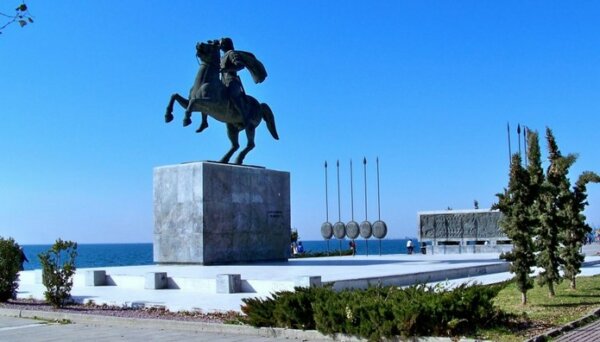 Θεσσαλονίκη: Φωταγωγήθηκαν το άγαλμα του Μεγάλου Αλεξάνδρου και τα 33 επιδαπέδια συντριβάνια της Νέας Παραλίας