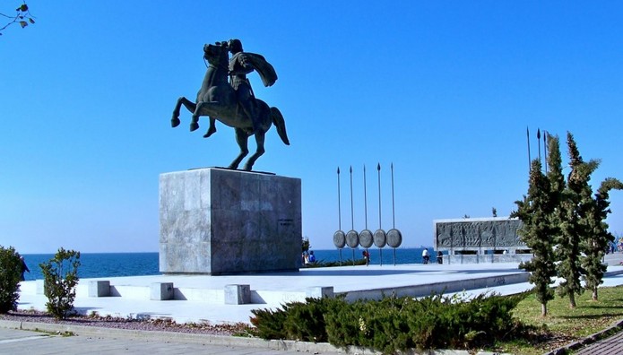 Θεσσαλονίκη: Φωταγωγήθηκαν το άγαλμα του Μεγάλου Αλεξάνδρου και τα 33 επιδαπέδια συντριβάνια της Νέας Παραλίας