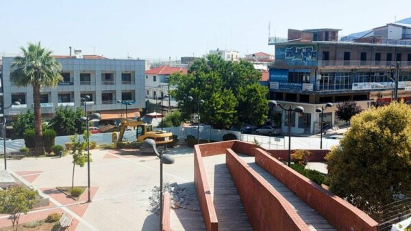 Ξεκίνησαν οι εργασίες αναμόρφωσης της πλατείας Δημαρχείου στα Φάρσαλα