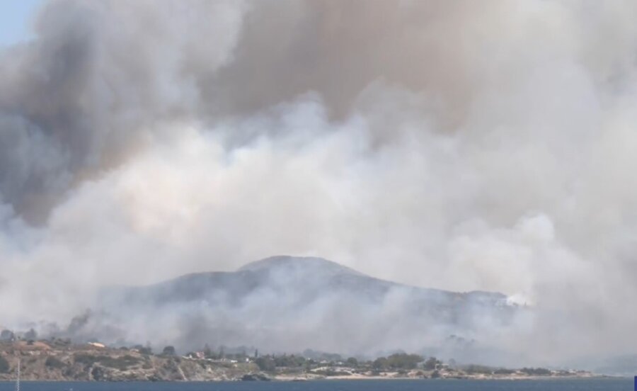 Μεγάλη κινητοποίηση στην Παλαιά Φώκαια– «112» για εκκενώσεις προς Λαγονήσι και Λαύριο, επιχειρήσεις απεγκλωβισμών κατοίκων