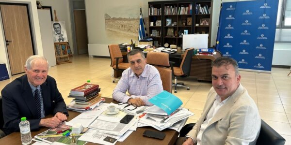 Στη Λάρισα παραμένει το άγαλμα του Γεωργάκη Ολύμπιου, μετά από δωρεά του επιχειρηματία Ελευθέριου Σαΐτη