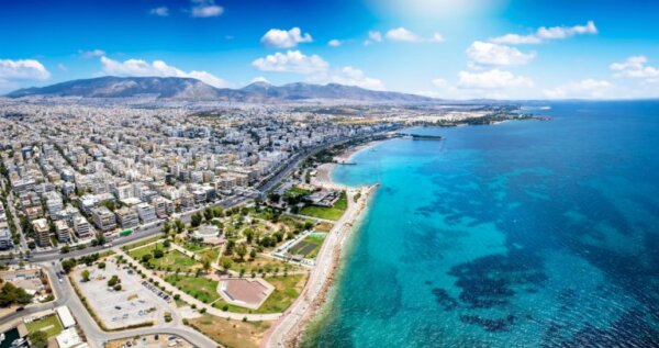 Αθηναϊκή Ριβιέρα: Εως και 25.000 ευρώ/τ.μ. για θέα θάλασσα στη Βουλιαγμένη