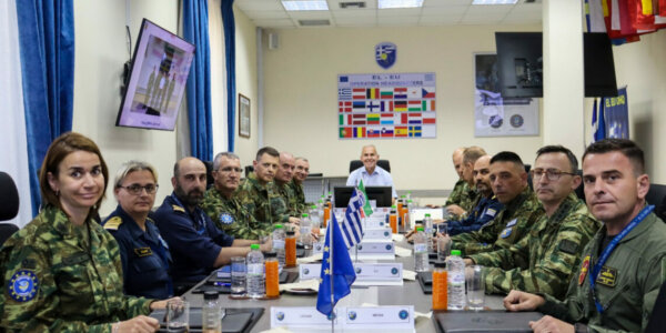 Λάρισα: Στο Στρατηγείο Επιχειρήσεων της ευρωπαϊκής επιχείρησης “Ασπίδες” ο ΥΦΕΘΑ Δαβάκης