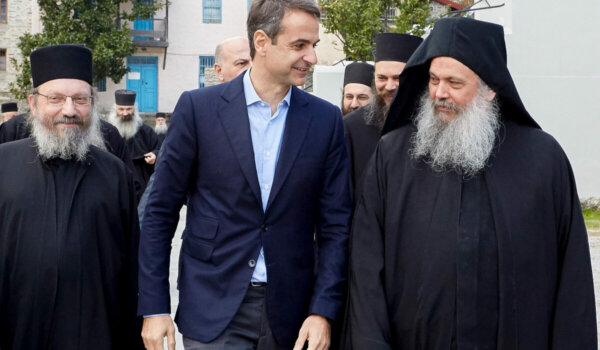 Στο Άγιον Όρος ο Κ. Μητσοτάκης: Ανακοίνωσε έργα υποδομής 100 εκατ. από ΕΣΠΑ – Αναφορά στην Ι.Μ Σινά