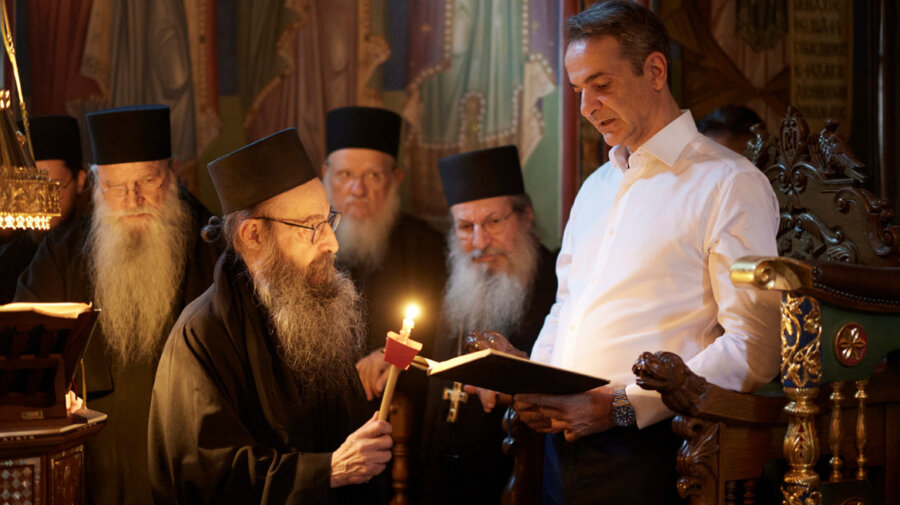 Στη Μονή Σίμωνος Πέτρας με τον γιο του ο Κυριάκος Μητσοτάκης – Οι μοναχοί τέλεσαν τρισάγιο στη μνήμη των γονέων του