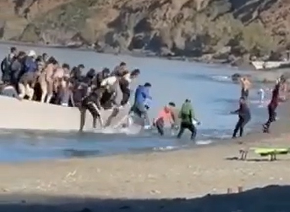 «Απόβαση» παράνομων μεταναστών σε παραλία με λουόμενους – Πάνω από 750 άνθρωποι έχουν φτάσει από το πρωί σε Κρήτη και Γαύδο