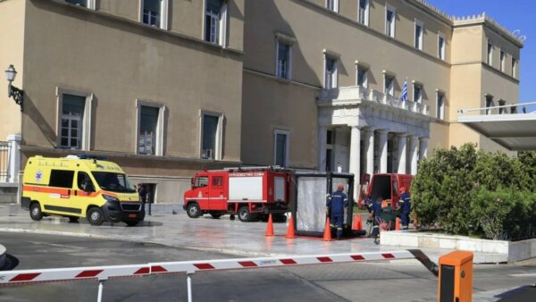 Βουλή: Σκόνη περιείχε ο «ύποπτος» φάκελος – Εστάλη από το εξωτερικό με παραλήπτη πολιτικό πρόσωπο