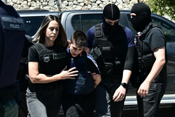 Στις φυλακές Κορυδαλλού η Ειρήνη Μουρτζούκου: Στη VIP πτέρυγα – Εικόνες από τη μεταγωγή της