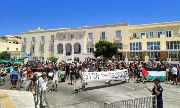 Σύρος: Συγκέντρωση υπέρ της Παλαιστίνης – Κρουαζιερόπλοιο αναχώρησε χωρίς να αποβιβαστούν οι Ισραηλινοί επιβάτες του