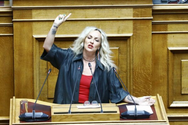 Άφωνοι στη Βουλή: Η Τζώρτζια τραγούδησε από το βήμα Βιτάλη- Χειροκροτήθηκε