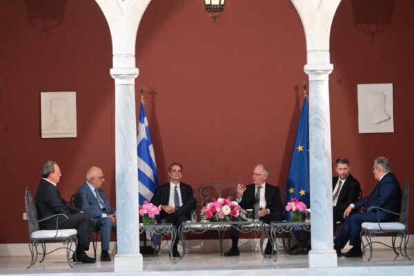 Το “καβγαδάκι” με τα “καρφιά” στο κιόσκι του Προεδρικού Μεγάρου