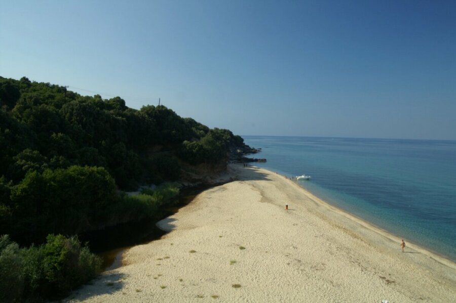 WWF: Η παραλία Ρακοποτάμου από τις πιο καθαρές στη χώρα
