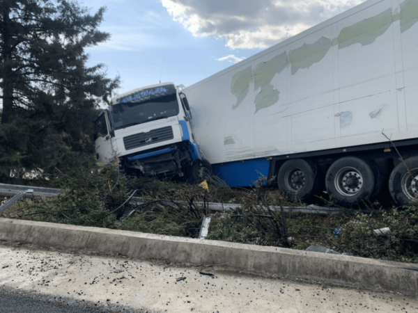 Νταλίκα βρεθηκε απο την εθνική στον παράδρομο πριν το Μακρυχώρι