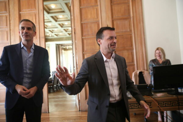 Κόντρα Μπακογιάννη-Δούκα για τους δρόμους: «Δύο χρόνια, αποτέλεσμα μηδέν» -«Ξοδέψατε 40 εκατ., οι λακκούβες έμειναν»