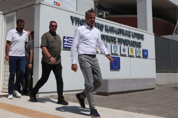 Στο Εθνικό Συντονιστικό Κέντρο ο Κυριάκος Μητσοτάκης – Προήδρευσε σε σύσκεψη για τις φωτιές