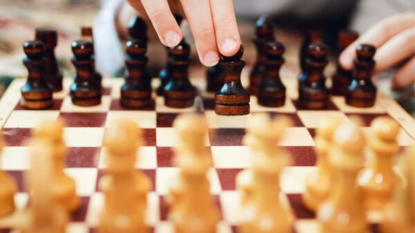 Αγγλία: 10χρονη ευφυΐα κατέκτησε τίτλο Μάστερ στο σκάκι – Κατάφερε να νικήσει μέχρι και GrandMaster