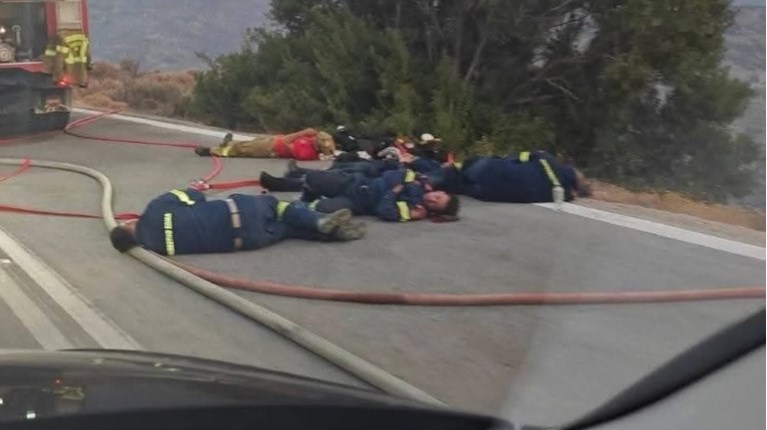 Φωτιά στη Χίο: Σπάει καρδιές φωτογραφία από τους αποκαμωμένους πυροσβέστες