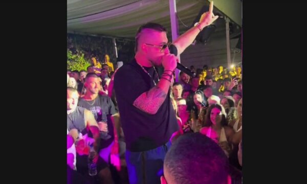 Γνωστός τράπερ σταματάει το live του για να επιπλήξει 15χρονο: «Θα πας νοσοκομείο»