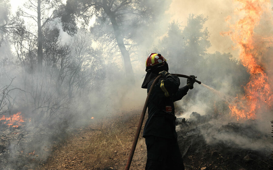 Λάρισα: Σε συναγερμό η Πυροσβεστική για φωτιά σε χωματερή στη Χάλκη, δίπλα στην Εθνική Οδό