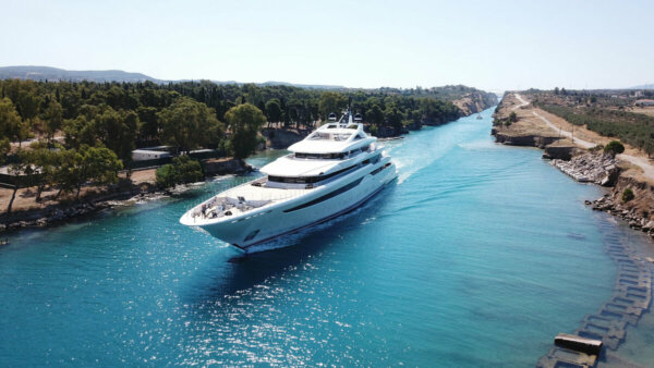 Στην Κόρινθο τα δύο mega yachts του δισεκατομμυριούχου συνιδρυτή του WhatsApp, Γιαν Κουμ