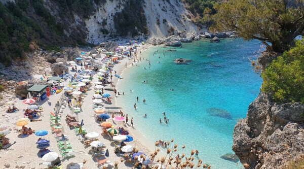 Λευκάδα: Ιδιώτης έβαλε «διόδια» 10 ευρώ στην παραλία Αγιοφύλλι – Τι απαντά ο δήμος