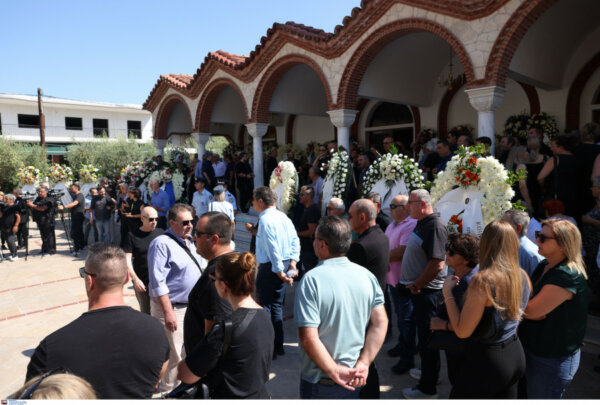 Το τελευταίο αντίο στον Απόστολο Βεσυρόπουλο – Τυλιγμένο με την ελληνική σημαία το φέρετρό του