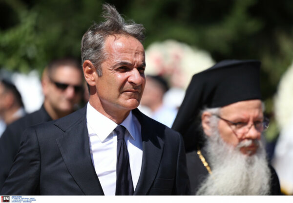Συντετριμμένος ο Κυριάκος Μητσοτάκης στην κηδεία του Απόστολου Βεσυρόπουλου