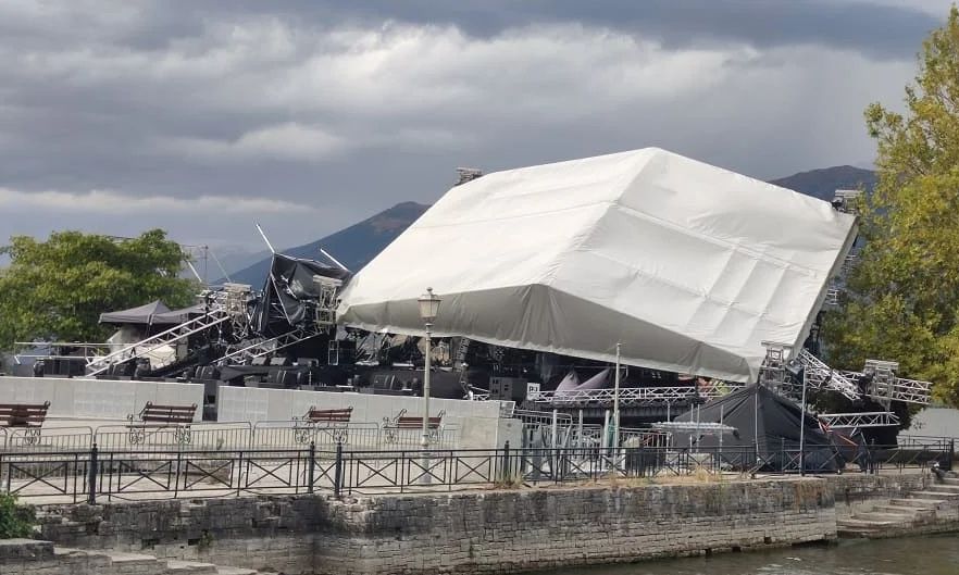 Ιωάννινα: Κατέρρευσε από τον άνεμο η σκηνή της συναυλίας της Άννας Βίσσης και του Αντώνη Ρέμου