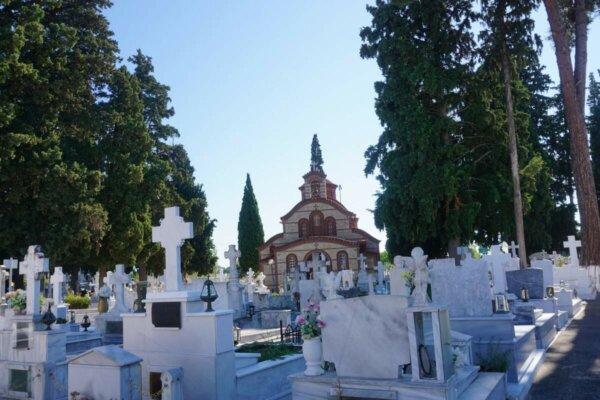 Του άνοιξε το κεφάλι με το φτυάρι – άγριος καβγάς στο νεκροταφείο στη Χαλκίδα!