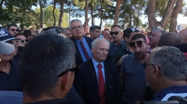Σέρρες: Ένταση στη συνάντηση αγροτών με τον Υφυπουργό Αγροτικής Ανάπτυξης – Αποχώρησε από το συνέδριο